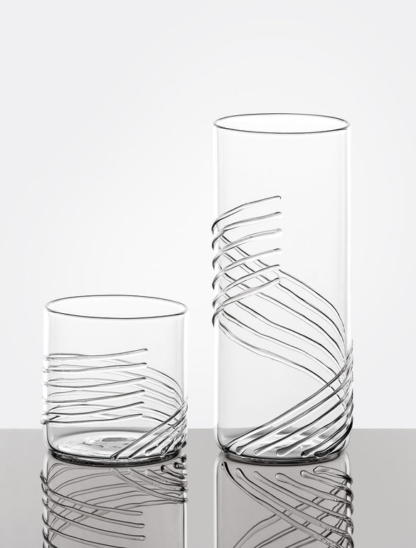 Bicchieri di vetro con design spirale