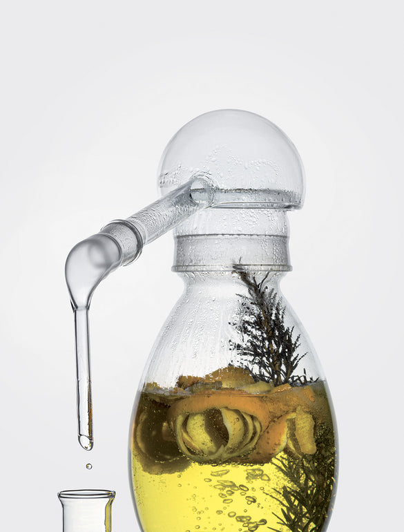 Ampolla con erbe e liquido giallo