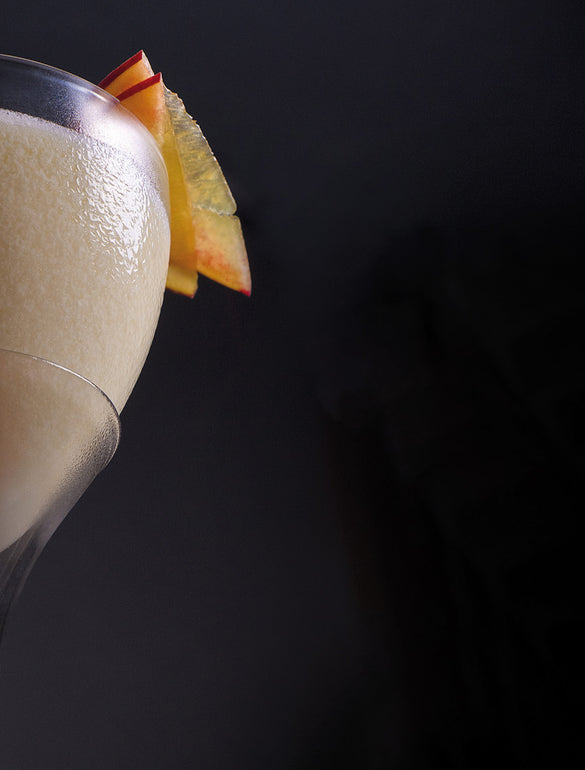 Cocktail alla frutta su sfondo scuro