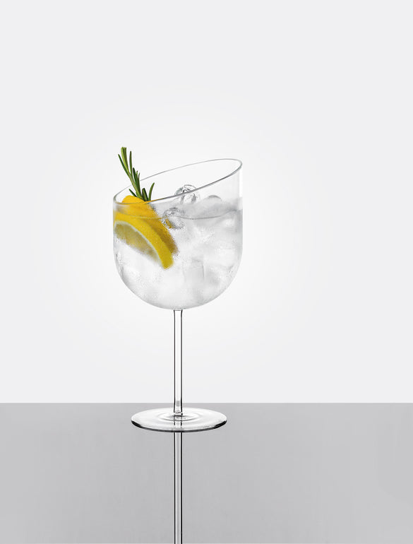 Bicchiere cocktail con ghiaccio e limone