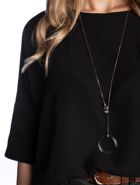 Collana lunga su maglia nera