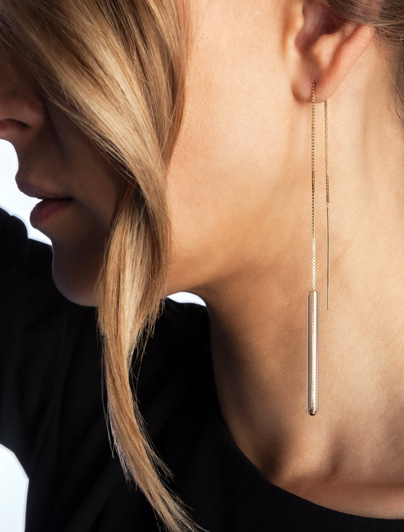 Orecchino lungo su donna con capelli