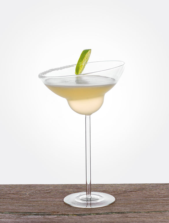 Cocktail margarita con lime su tavolo