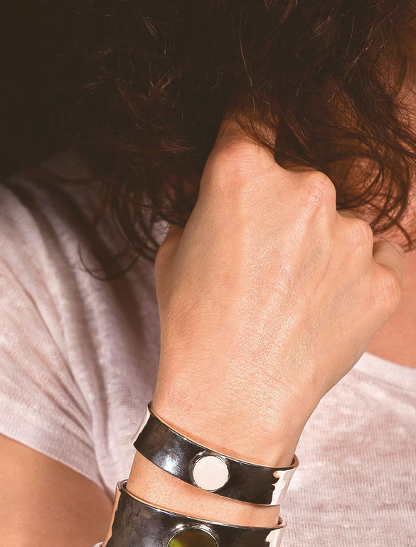 Persona con bracciali metallici lucidi