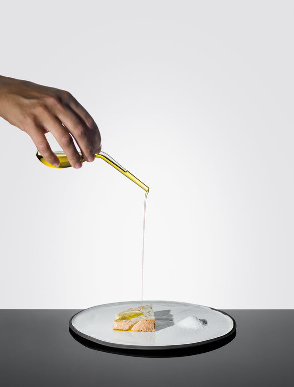 Versamento di olio su pietanza