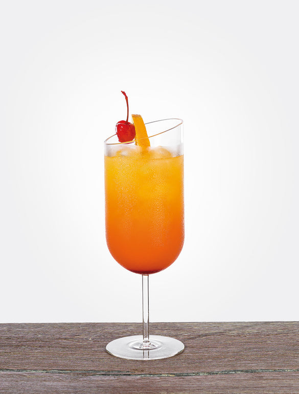 Cocktail arancione con ciliegina