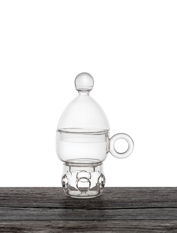 Tazza di vetro su tavola legno
