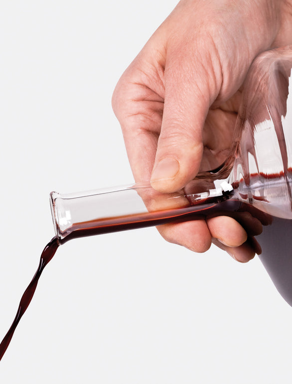 Versare vino da un decanter