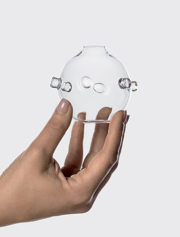 Mano che regge sfera di vetro