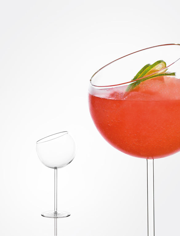 Bicchieri inclinati con cocktail rosso