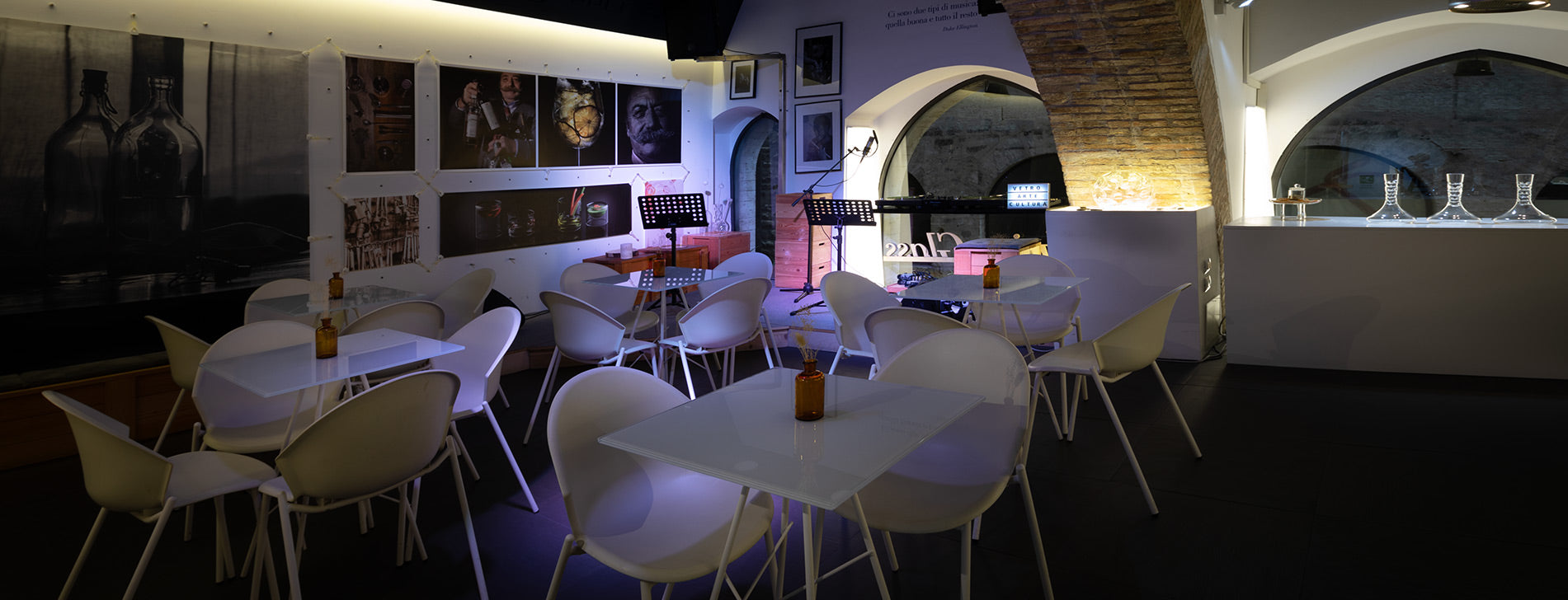 Sala moderna con sedie bianche
