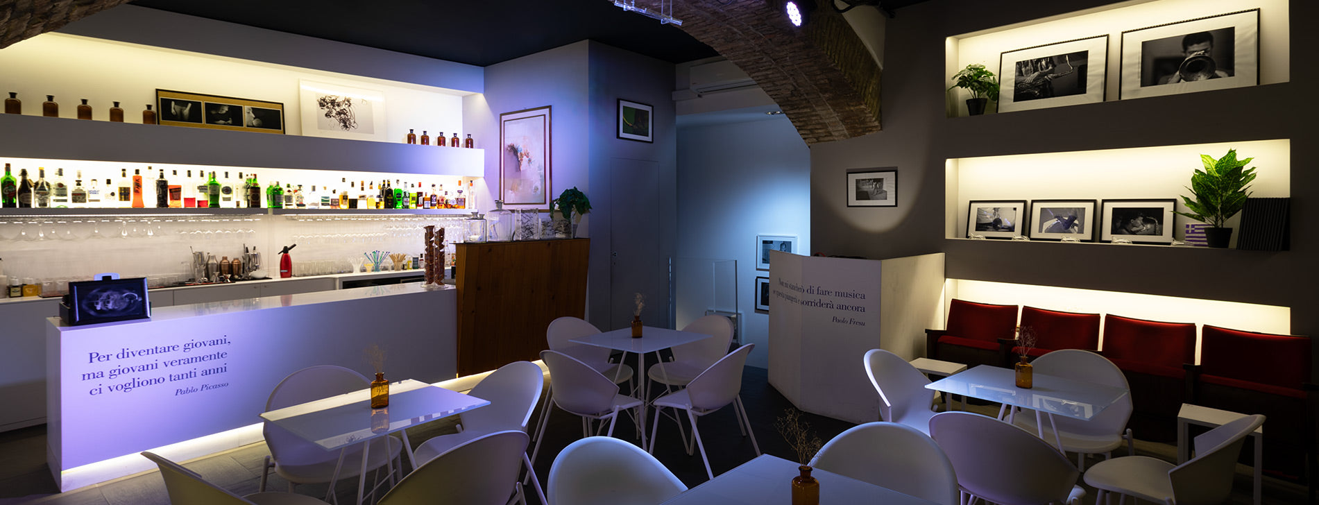 Locale moderno con sedie bianche