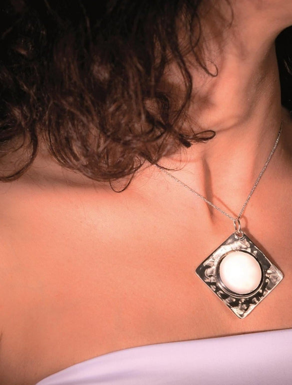Collana con pendente quadrato brillante