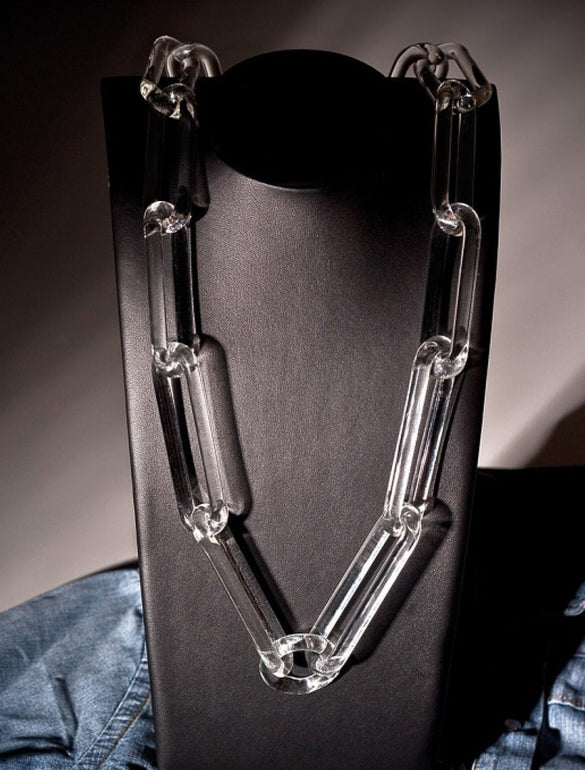 Collana di vetro su supporto nero