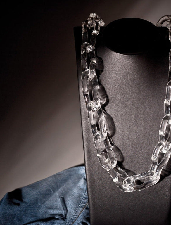 Collana trasparente su supporto nero