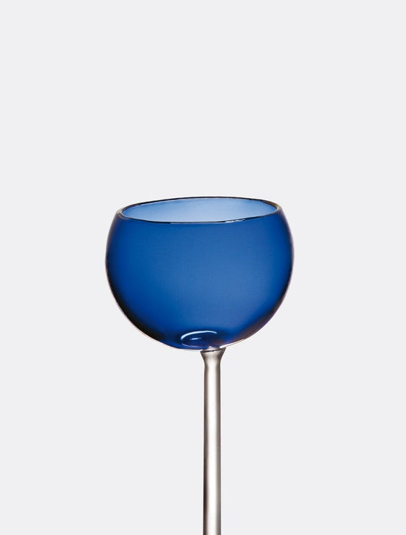 Calice blu su sfondo bianco