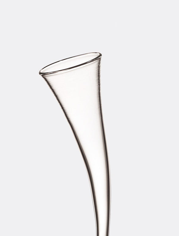 Bicchiere di vetro elegante curvo