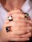 Mani con anelli argento e pietre colorate