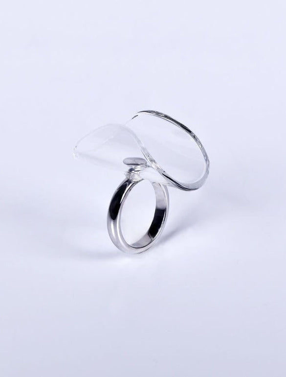 Anello moderno con design astratto