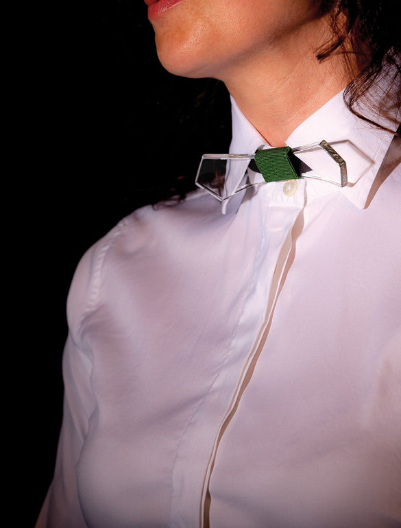 Camicia bianca con papillon geometrico