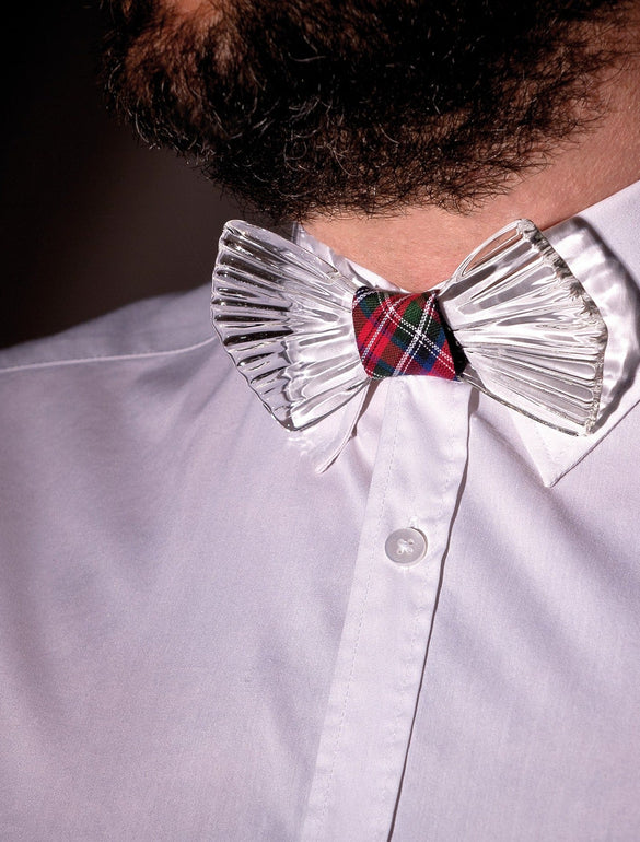 Papillon trasparente e scozzese su camicia bianca
