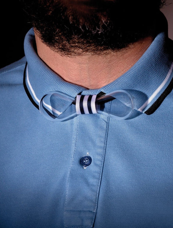 Camicia blu con papillon creativo