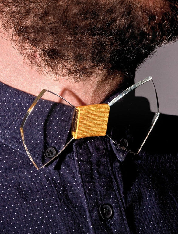 Papillon trasparente con centro giallo su camicia blu
