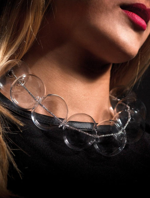 Collana trasparente con sfere su sfondo nero