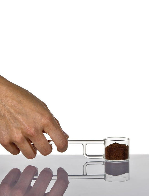 Mano con misurino di caffè