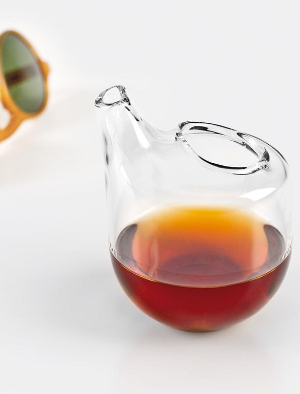 Bicchiere di vetro con liquido ambrato
