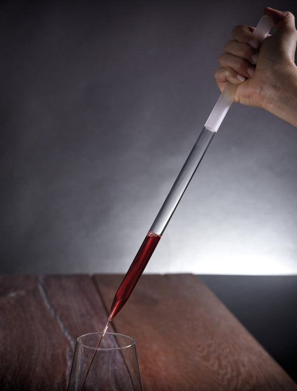 Pipetta versa liquido in bicchiere