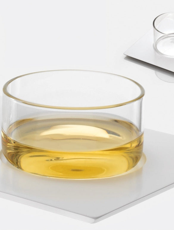 Bicchiere con liquido ambrato