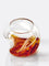 Bicchiere d'arte con liquido ambrato