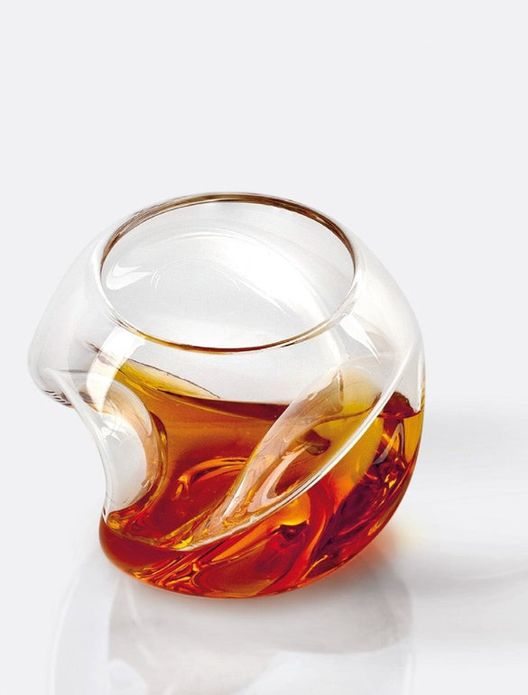 Bicchiere d'arte con liquido ambrato