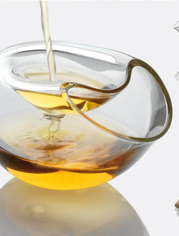 Liquido versato in una ciotola trasparente