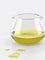 Bicchiere con olio e schizzi