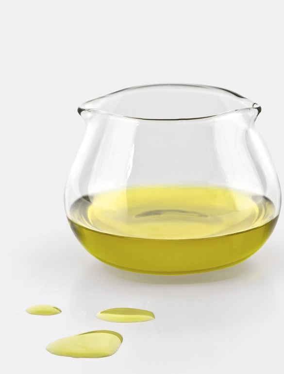 Bicchiere con olio e schizzi