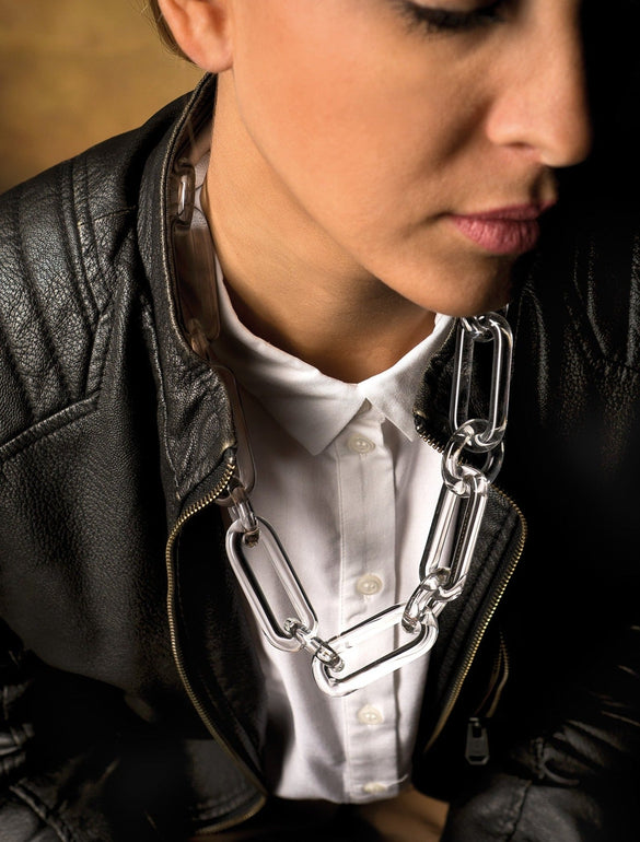 Giacca di pelle e collana grande
