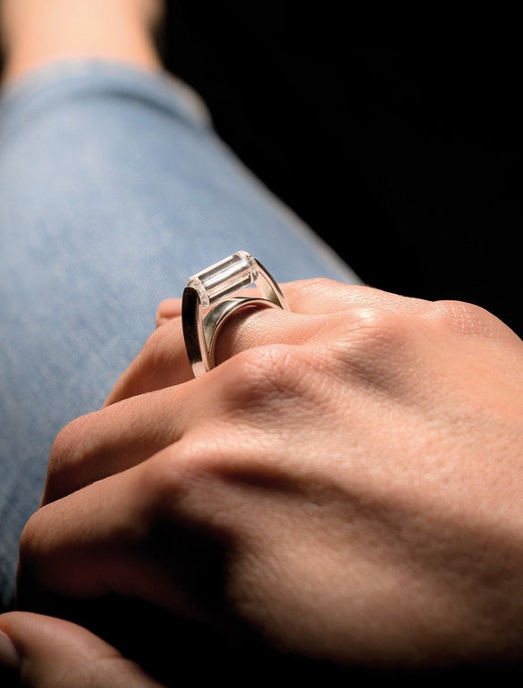 Anello con grande pietra trasparente
