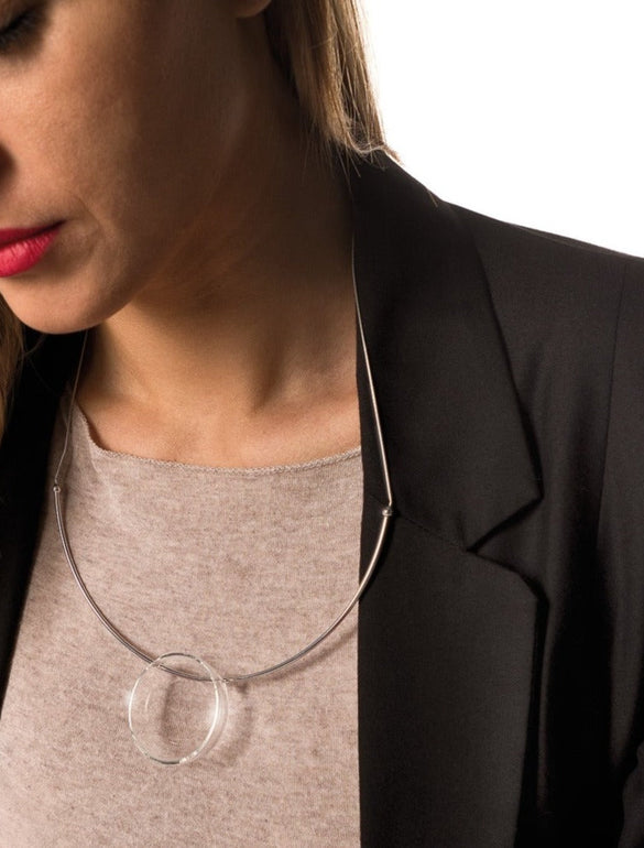 Donna con collana elegante minimalista