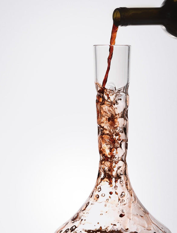 Vino versato in un decanter