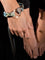 Bracciale di tessuto su mano