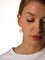 Donna con orecchino e rossetto rosa