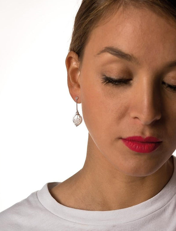 Donna con orecchino e rossetto rosa