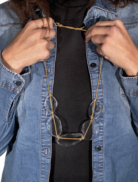 Collana con elementi trasparenti indossata