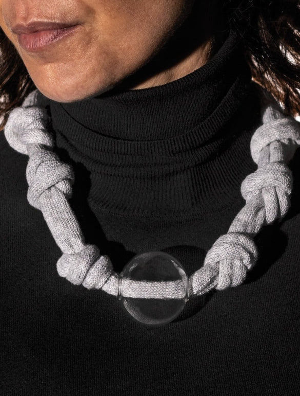 Collana di stoffa e vetro