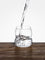 Acqua versata in un bicchiere