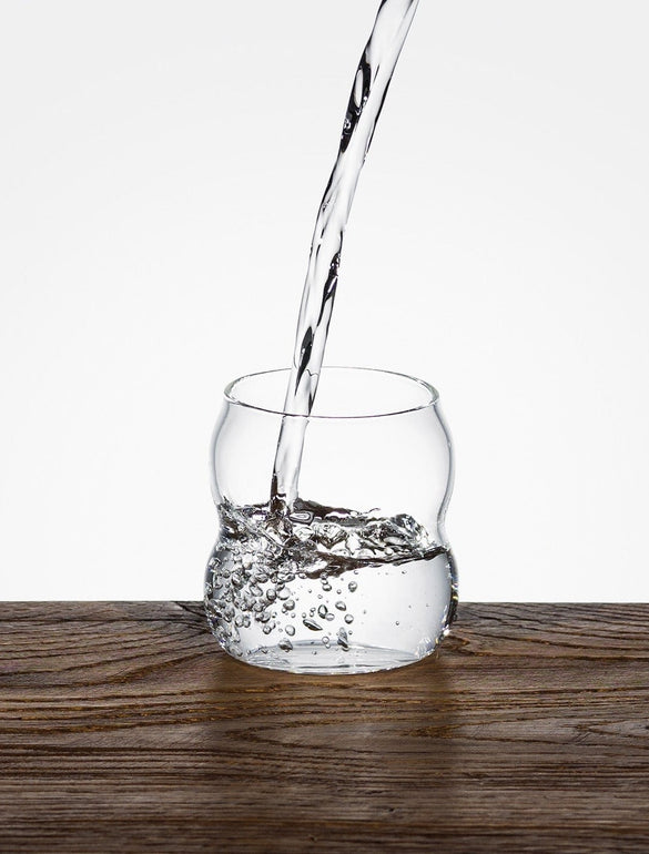 Acqua versata in un bicchiere