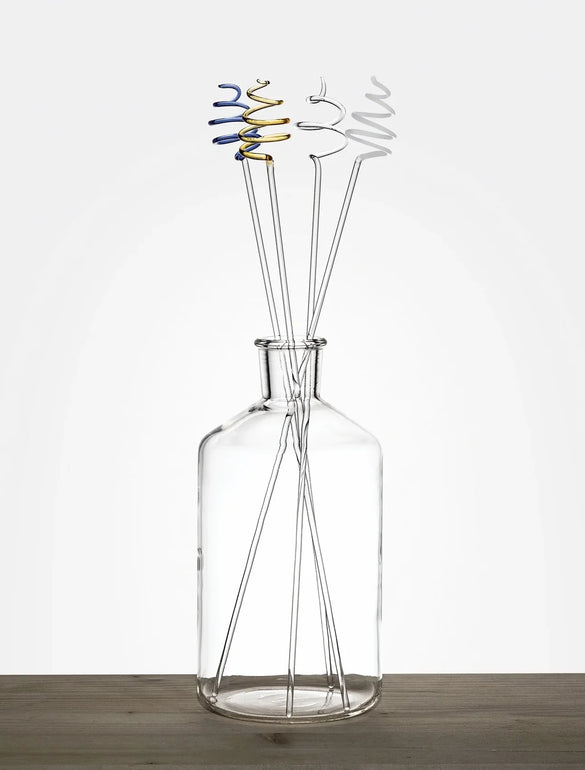 Vaso trasparente con utensili colorati