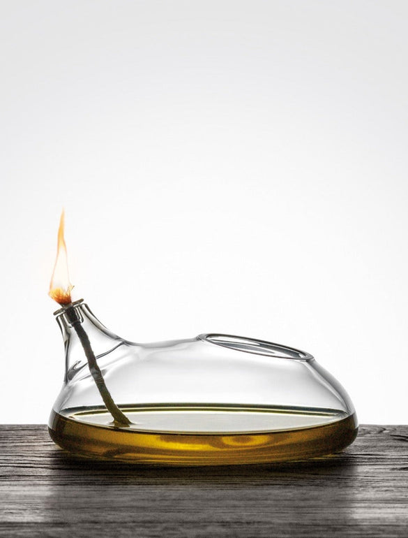 Lampada a olio moderna accesa